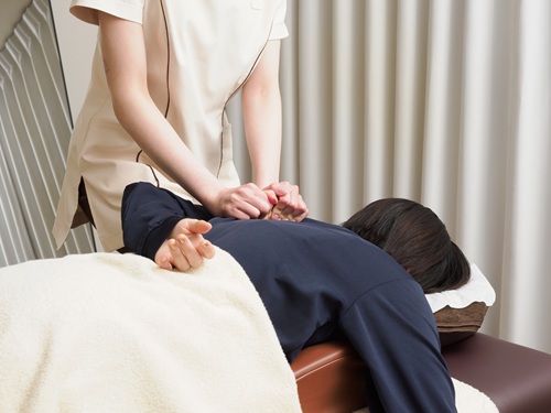 施術をされる女性